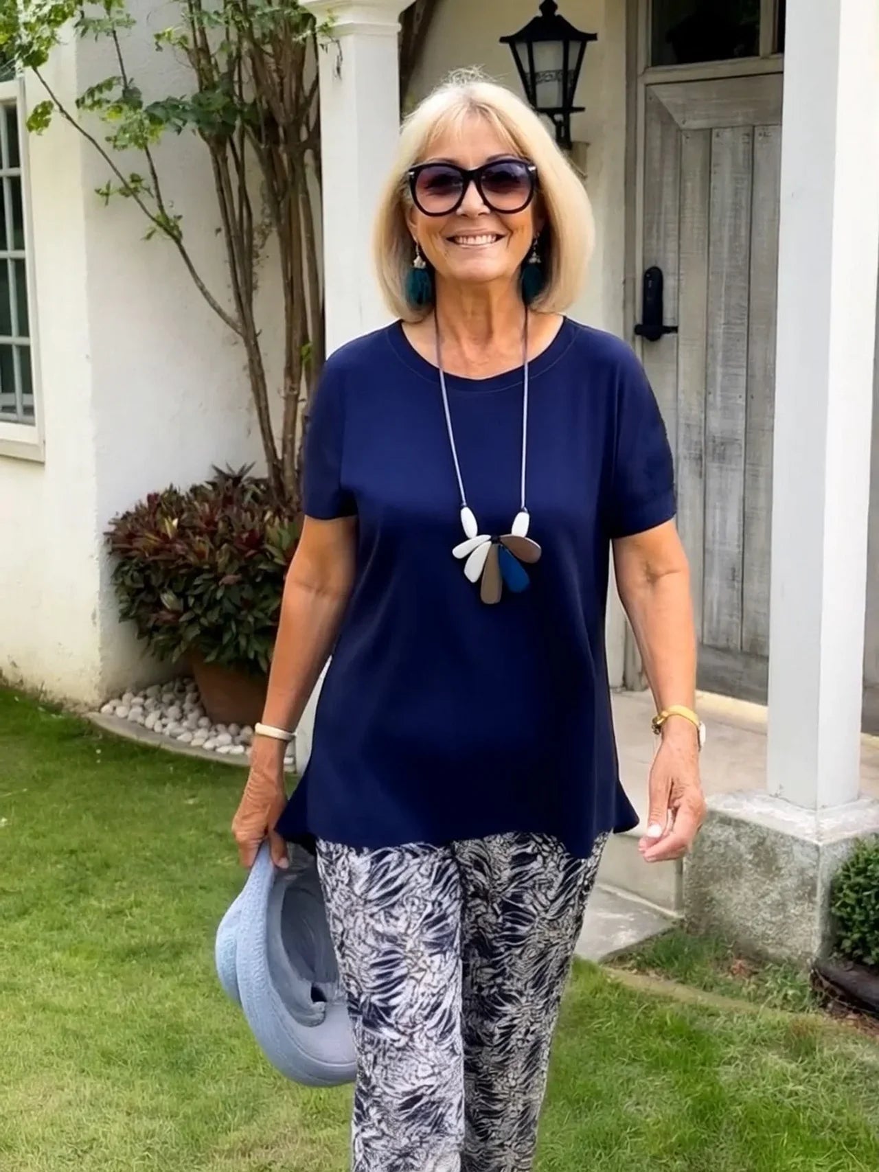 Vrouwenset met korte mouwen blouse en broek met print in zomerse stijl