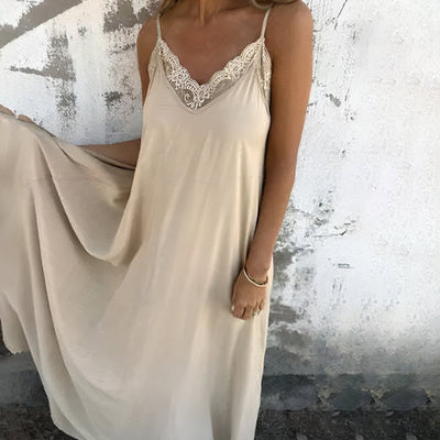 Elegante maxi jurk met v hals en dunne bandjes in nachthemdstijl