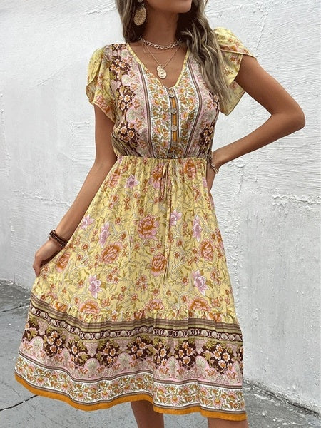 Bohemian zomerjurk met bloemenprint en korte mouwen in A-lijn midi model met V-hals