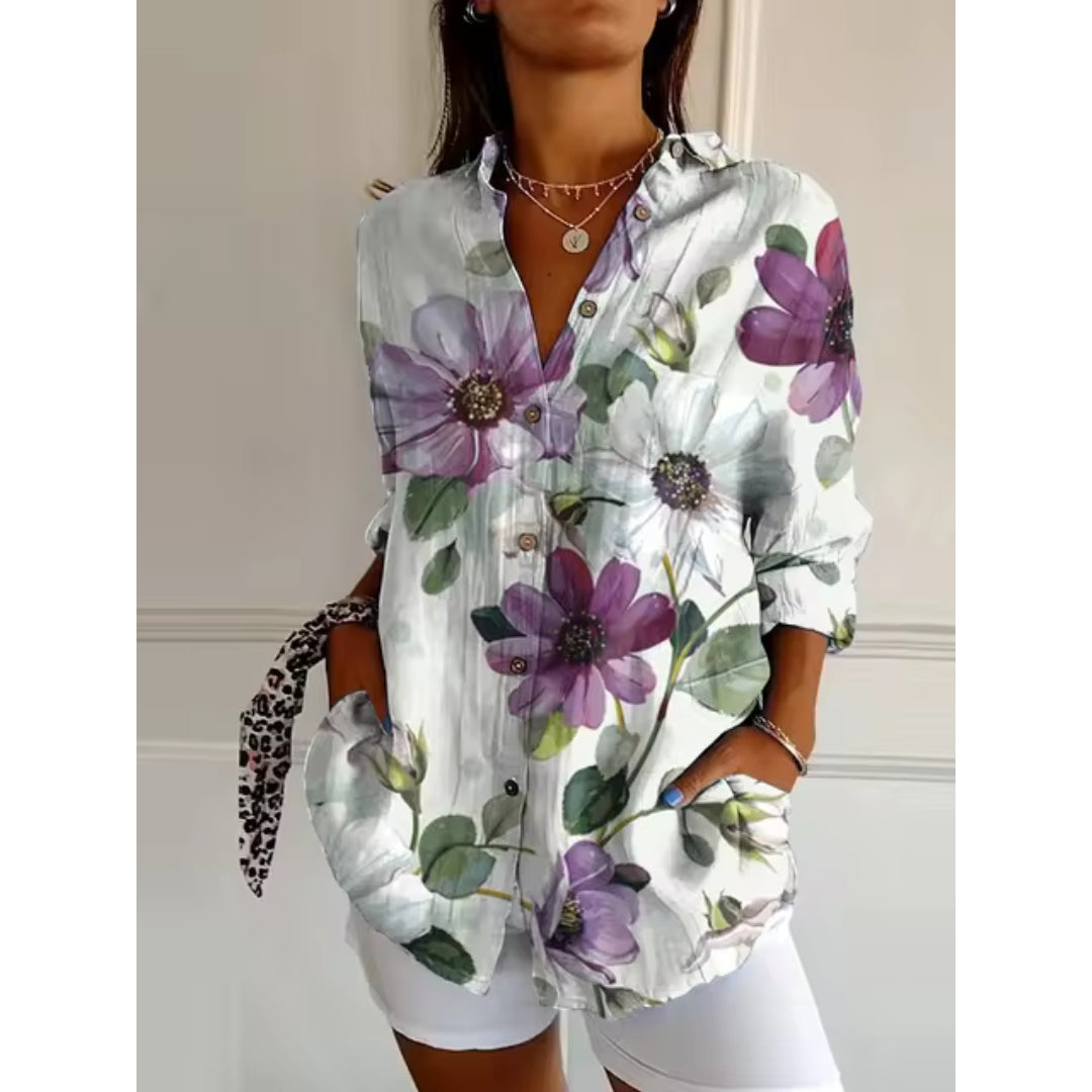 Vrouwelijke bloemenblouse met stijlvolle knopen