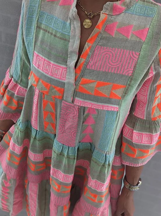 Korte zomerjurk voor dames met moderne uitstraling en speelse stijl