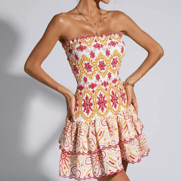 Elegante strapless mini jurk met gelaagde rok en moderne uitstraling