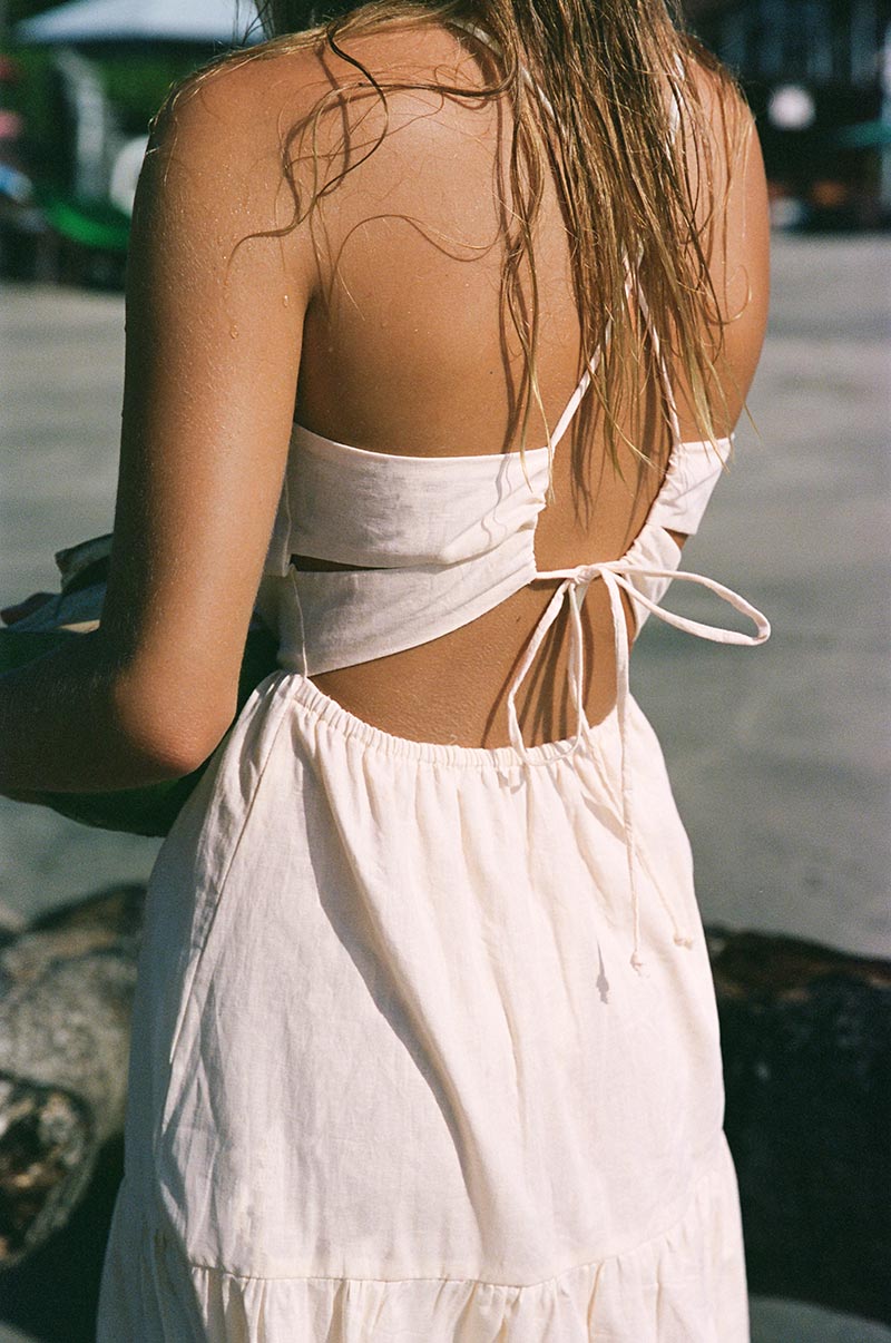 Delicate zomer midi jurk met dunne spaghettibandjes