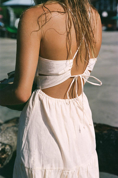 Delicate zomer midi jurk met dunne spaghettibandjes