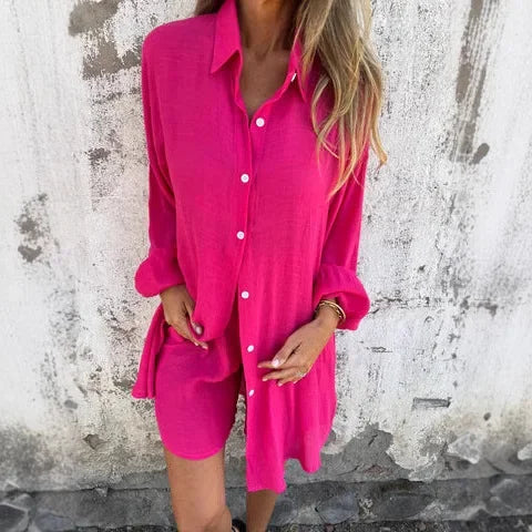 Tweedelige zomerset met korte broek en blouse met knopen