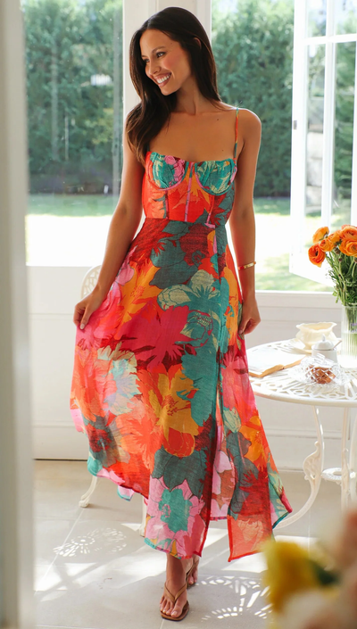 Lange zomerse damesjurk met bloemendetails op de bandjes
