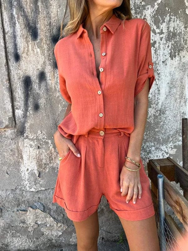 Luchtige zomerset met kortemouwen overhemd en bijpassende korte broek met knopen