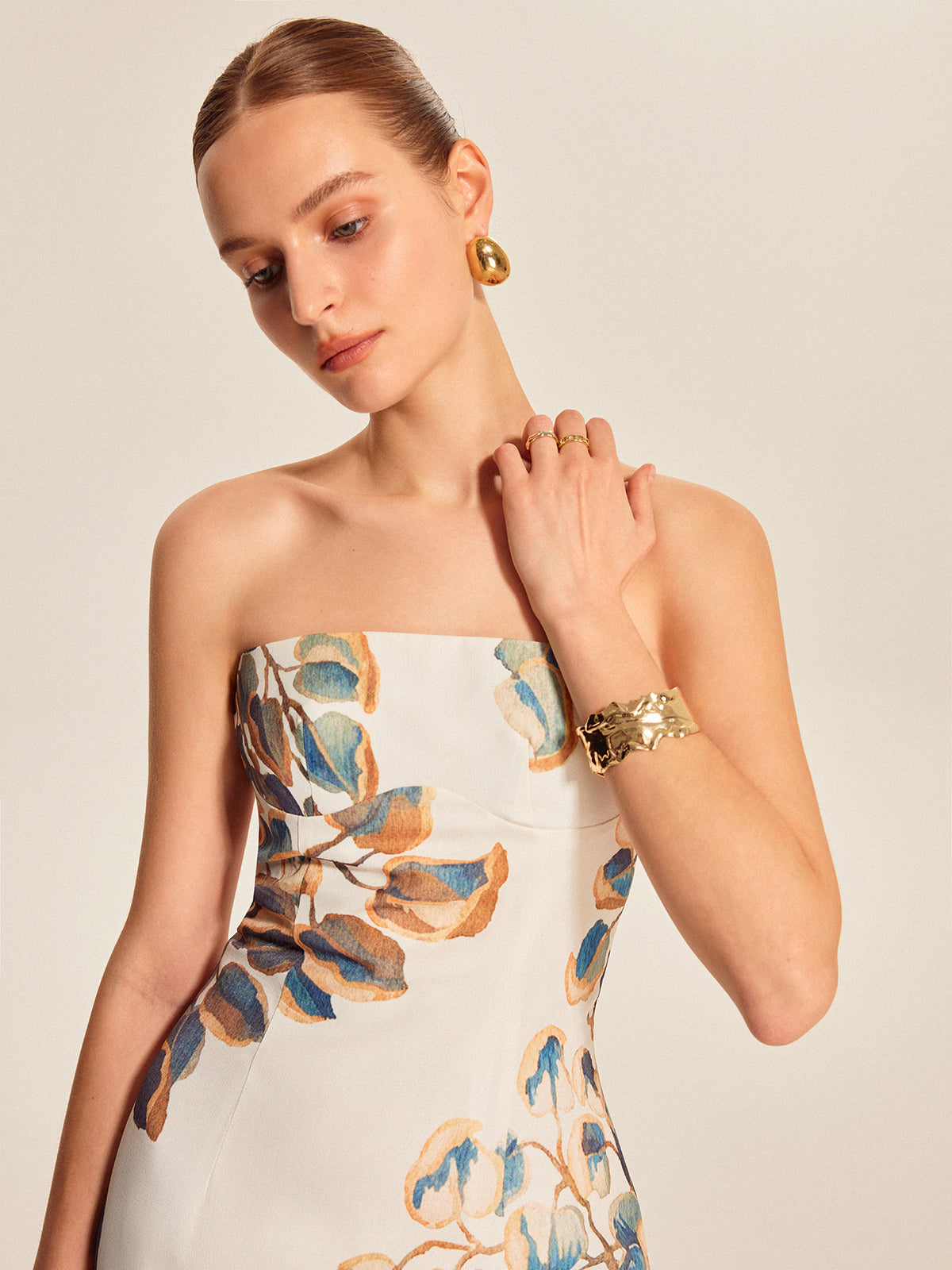 Elegante strapless jurk met bloemenmotief en verfijnde uitstraling
