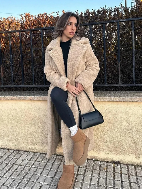 Lange damesjas voor herfst met een trendy en warme uitstraling