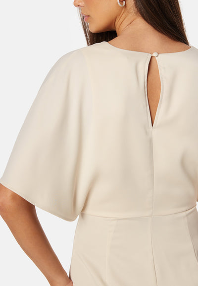 Elegante midi overslagjurk met korte wijde mouwen
