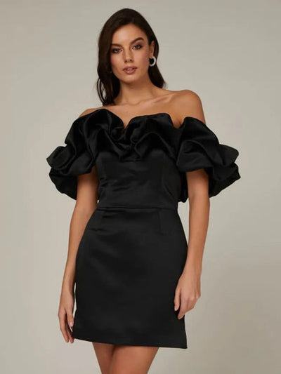 Avonddress met ruffle accent en schoudervrije pasvorm