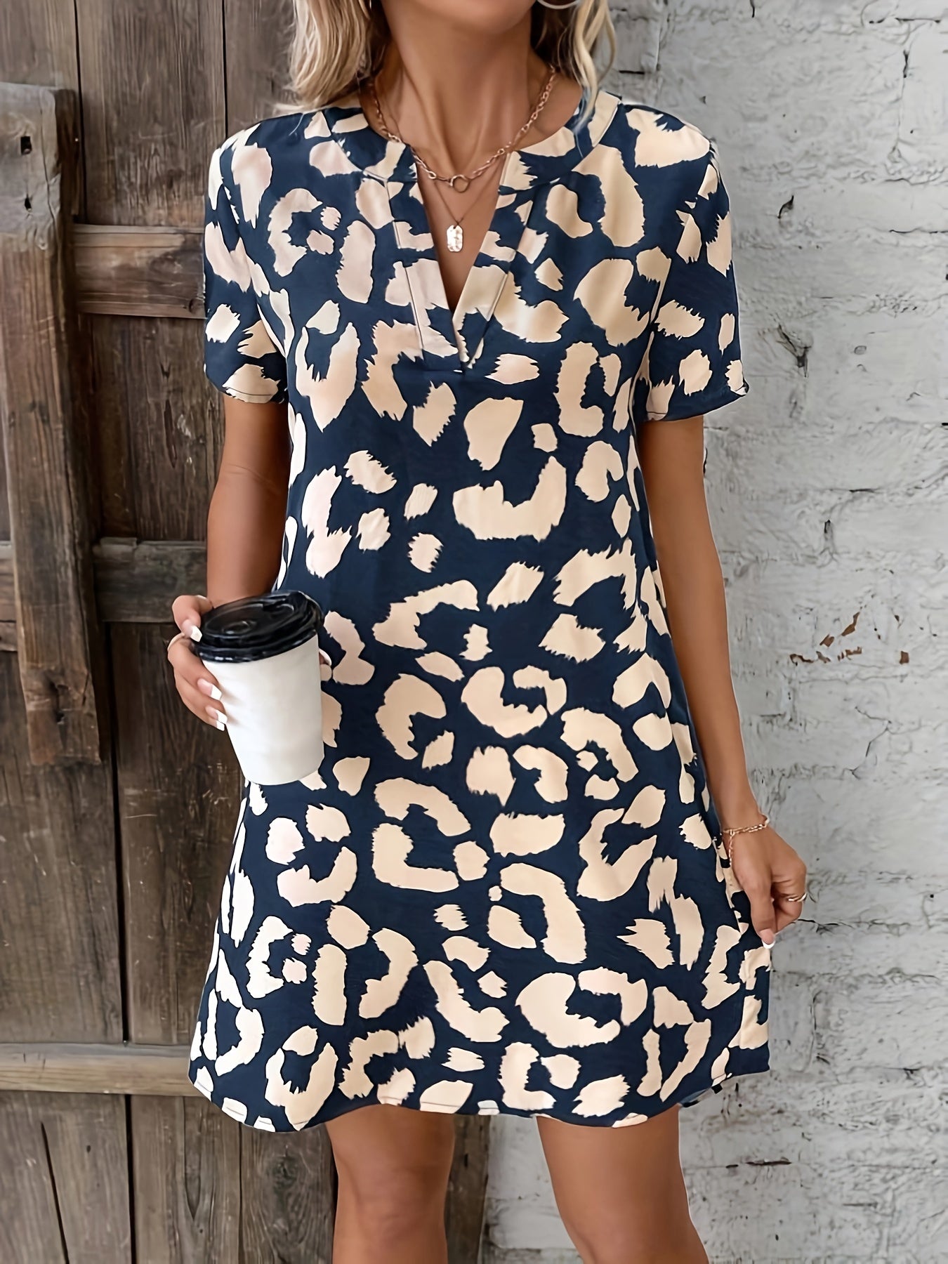 Zomerse mini jurk met elegante print en korte mouwen