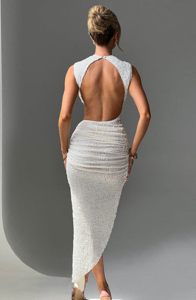Elegante lange damesjurk met open rug en hoge split voor een opvallende look