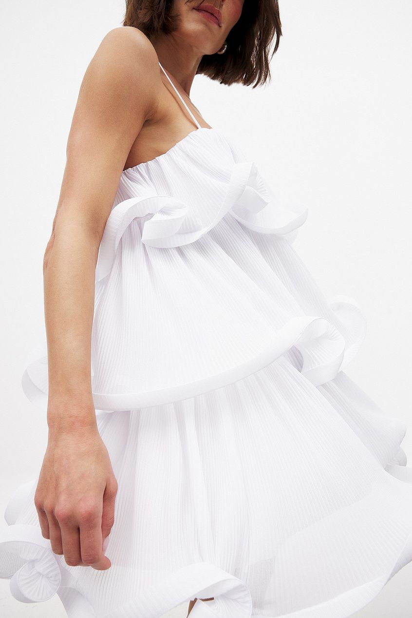 Korte damesjurk met print en volantdetails op smalle bandjes