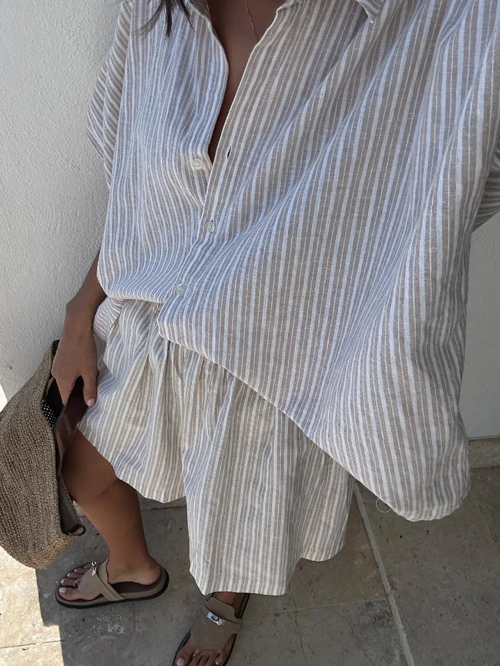 Tweedelige set met gestreepte blouse met korte mouwen en bijpassende short