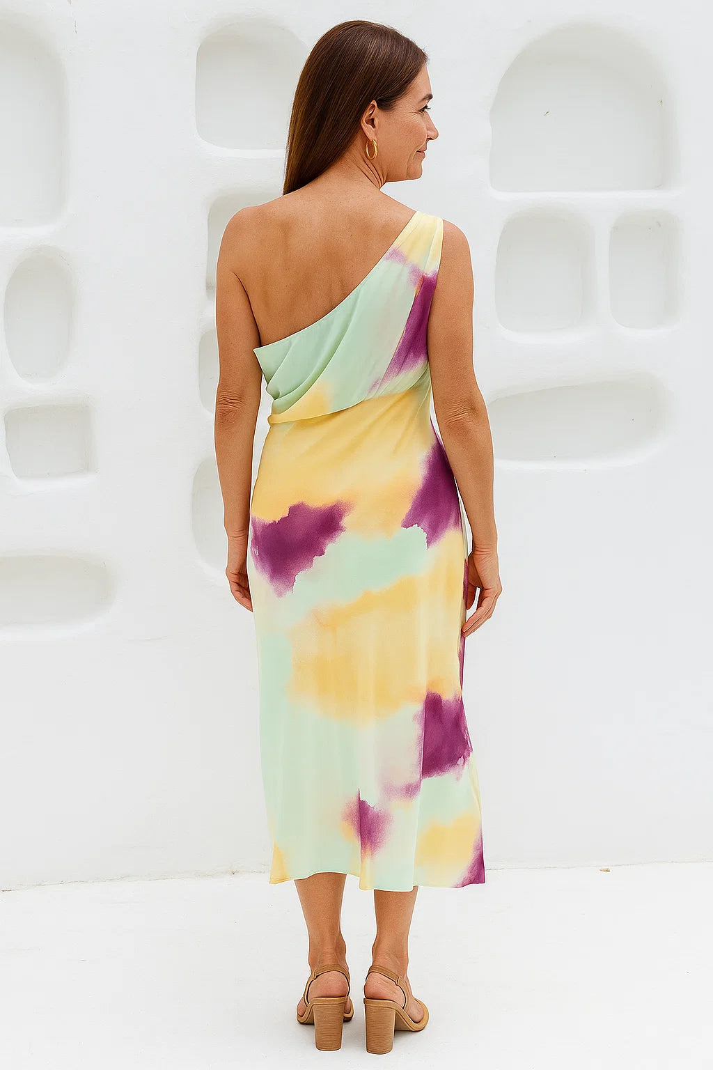 Elegante midi jurk met asymmetrische halslijn en moderne uitstraling