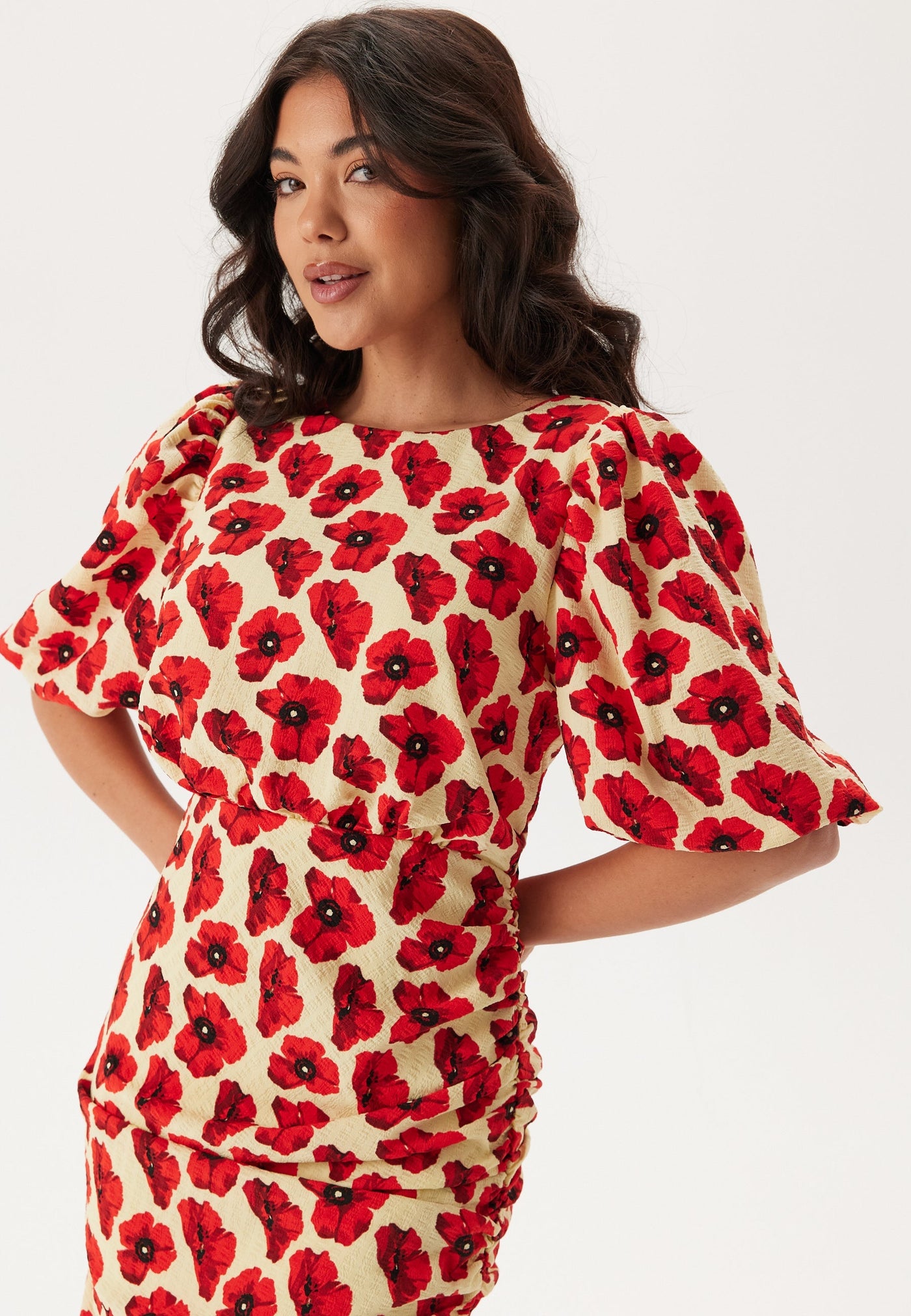 Midi jurk met strikdetail en korte pofmouwen voor een elegante uitstraling