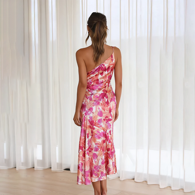 Zomerse midi jurk met bloemenmotief en asymmetrische schouderband