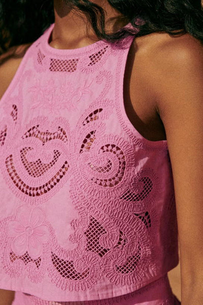 Stijlvolle zomerset met mouwloze top en lange rok