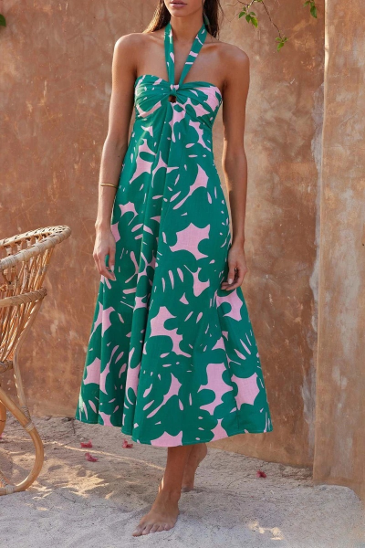 Lange boho jurk met bloemenprint en open rug ideaal voor een stijlvolle en zomerse uitstraling