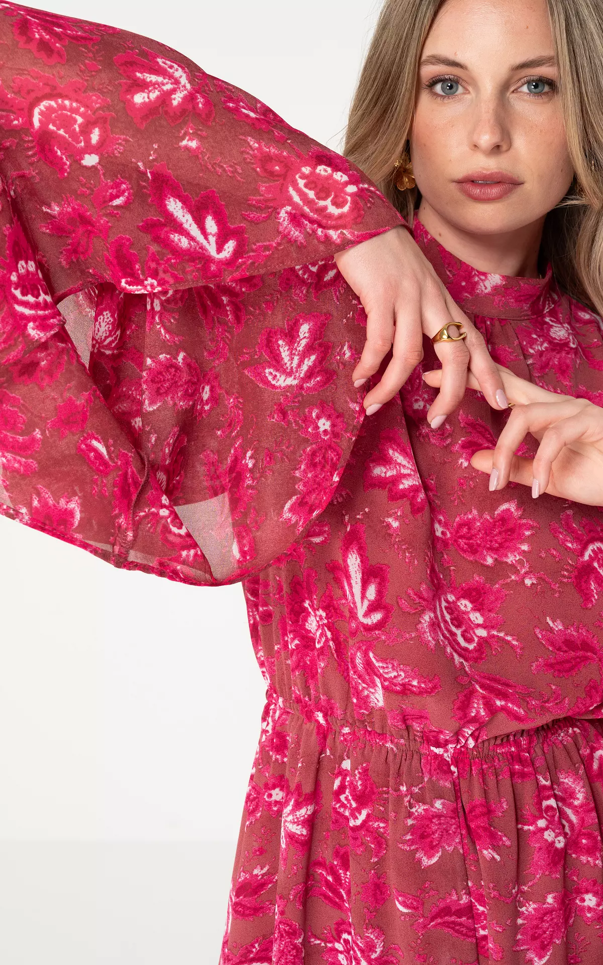 Stijlvolle korte jumpsuit met lange wijde mouwen en open rug