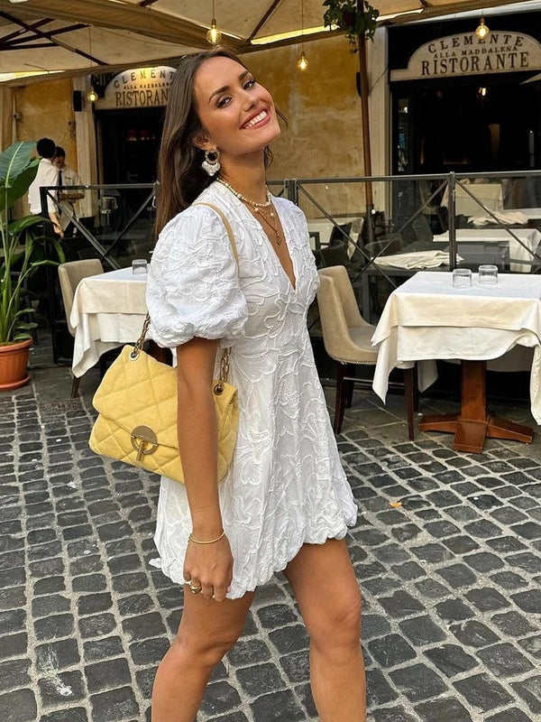 Romantische mini jurk met korte pofmouwtjes en speelse look