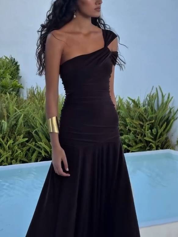 Maxi jurk met elegant ontwerp en blote schouders