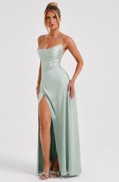 Lange jurk met fijne bandjes en hoge split voor een elegante uitstraling