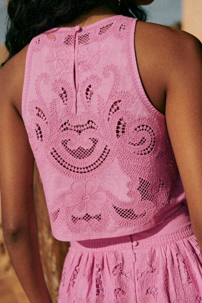 Stijlvolle zomerset met mouwloze top en lange rok