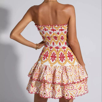 Elegante strapless mini jurk met gelaagde rok en moderne uitstraling