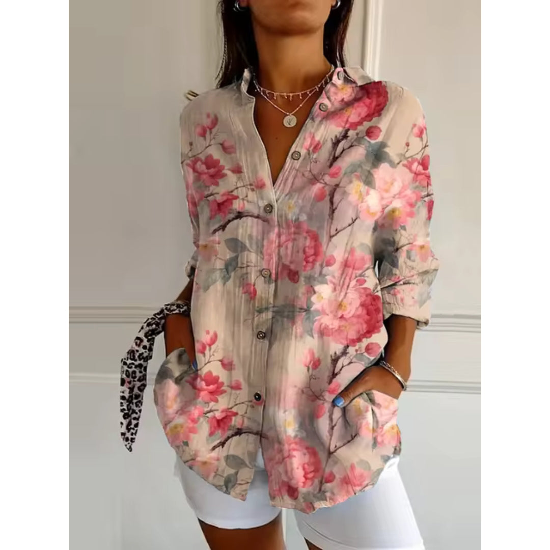 Vrouwelijke bloemenblouse met stijlvolle knopen
