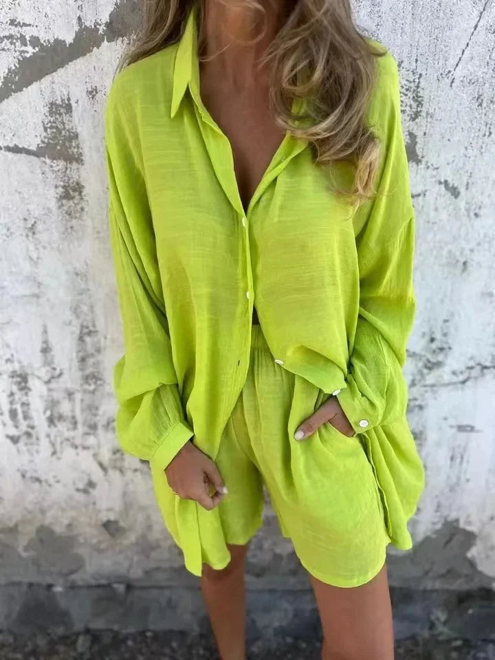 Tweedelige zomerset met korte broek en blouse met knopen