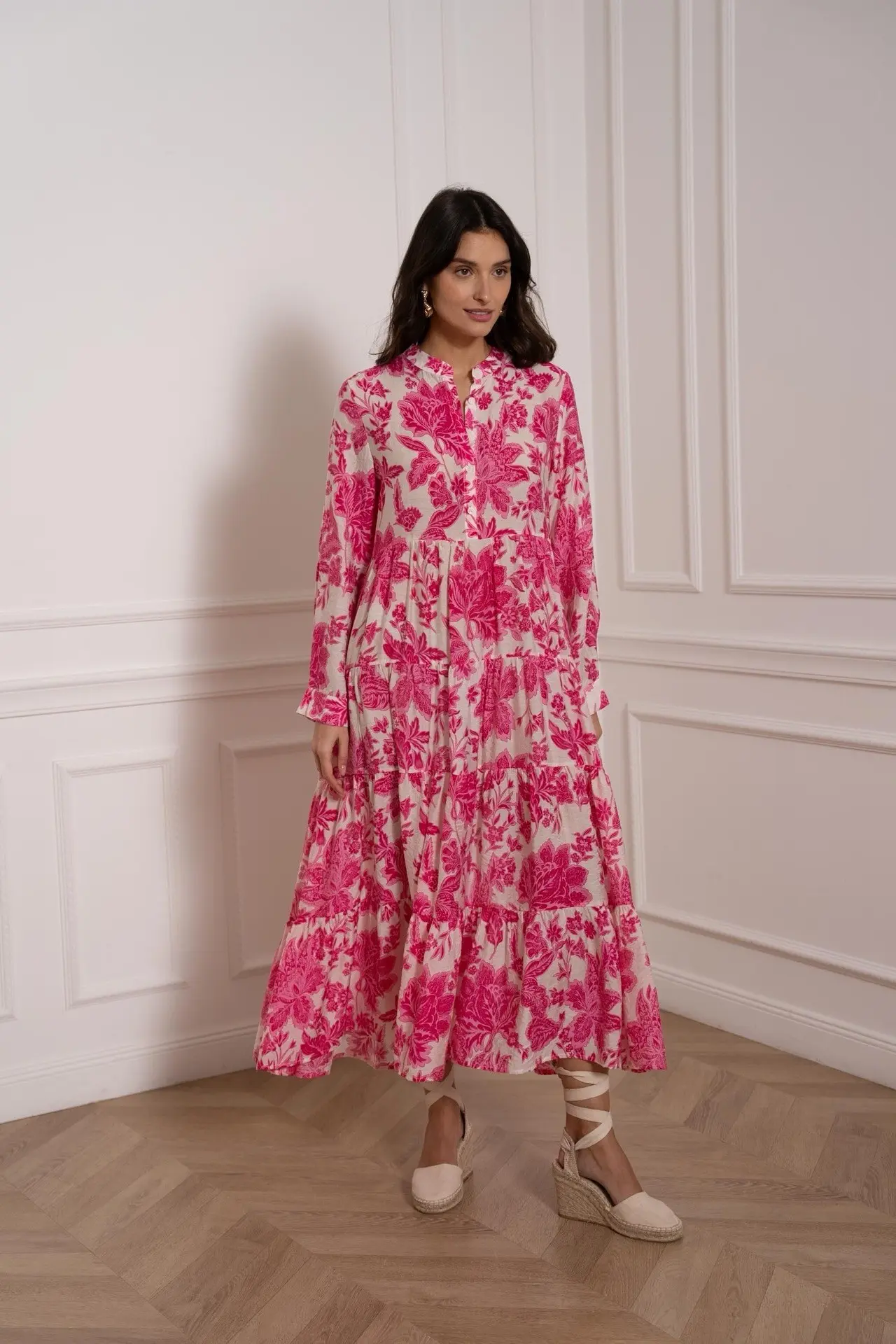 Lange damesjurk met print en lange mouwen voor een elegante uitstraling