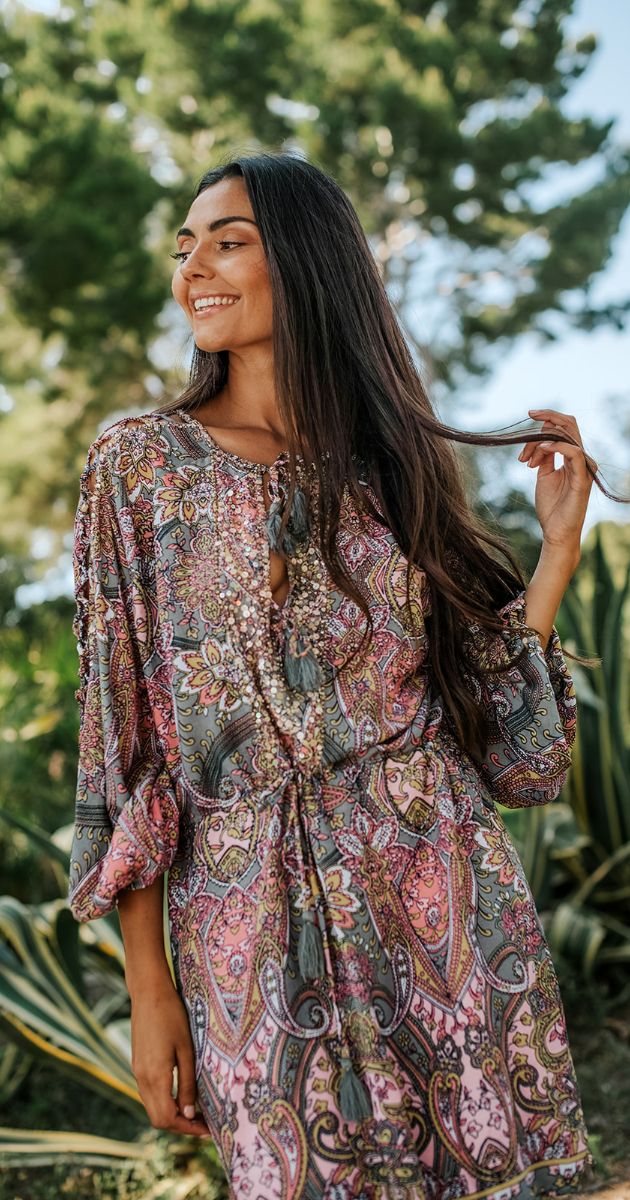 Korte tuniek met print lange wijde mouwen en een open halsdetail voor een boho uitstraling