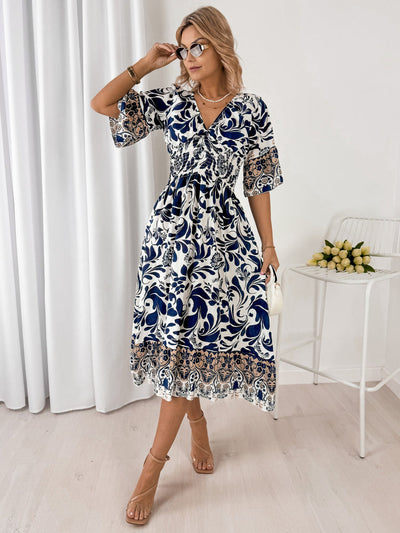 Trendy midi jurk met korte mouwen en V-hals in speelse stij