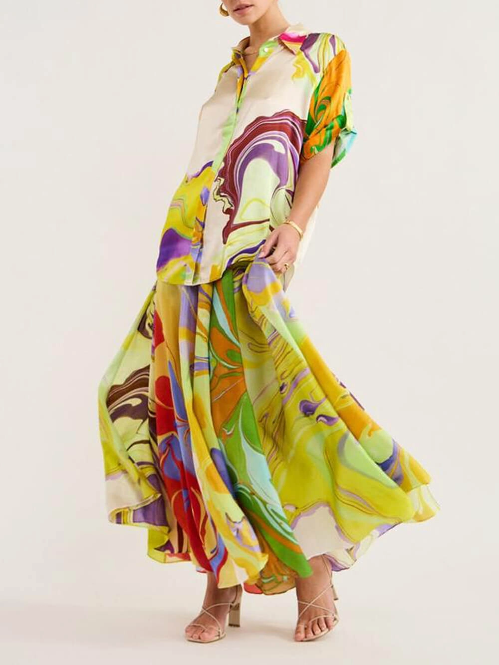 Tweedelig dames set met zomerse print bestaande uit blouse en maxi rok