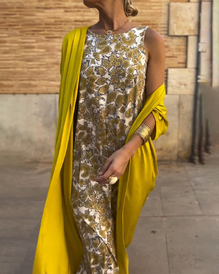 Tweedelige dames set met mouwloze jurk en lange cape