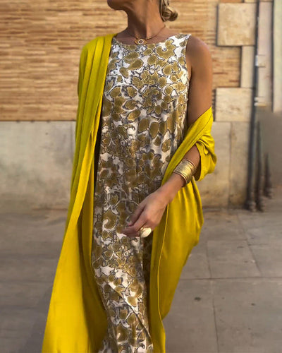 Tweedelige dames set met mouwloze jurk en lange cape