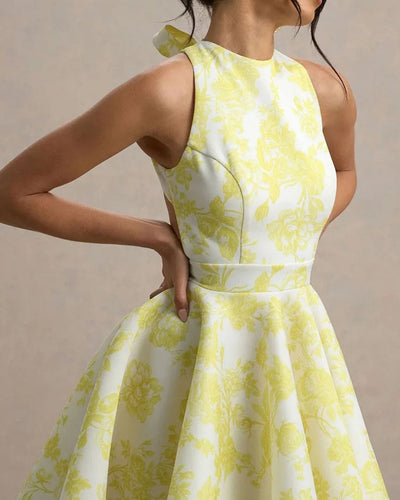 Elegante korte jurk met open rug en strikdetail achteraan