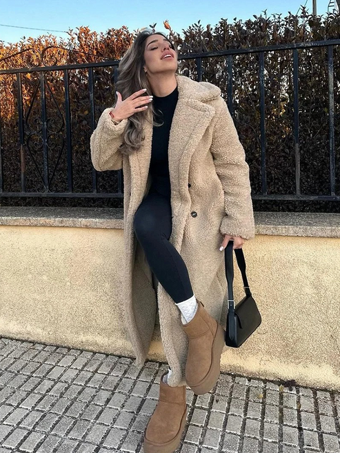 Lange damesjas voor herfst met een trendy en warme uitstraling