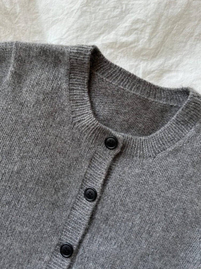 Comfortabele trui met korte mouwen, ronde hals en knoopdetail