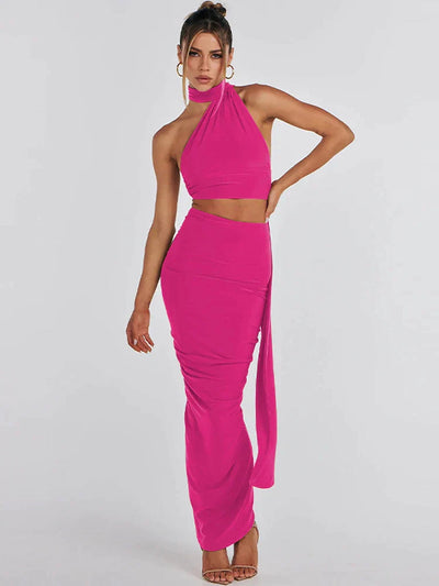 Luxe set met haltertop en asymmetrische maxi rok voor een elegante uitstraling