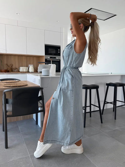 Mouwloze maxi jurk met knopen in moderne stijlvolle uitvoering voor dames