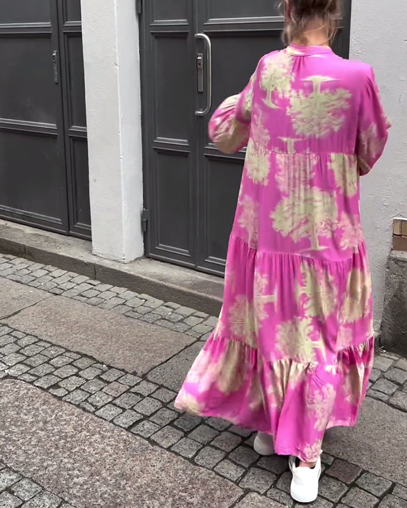 Vrouwelijke patchworkjurk met klokmouwen en speelse V-hals