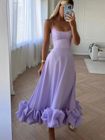 Elegante midi jurk met dunne bandjes en ruches aan de zoom