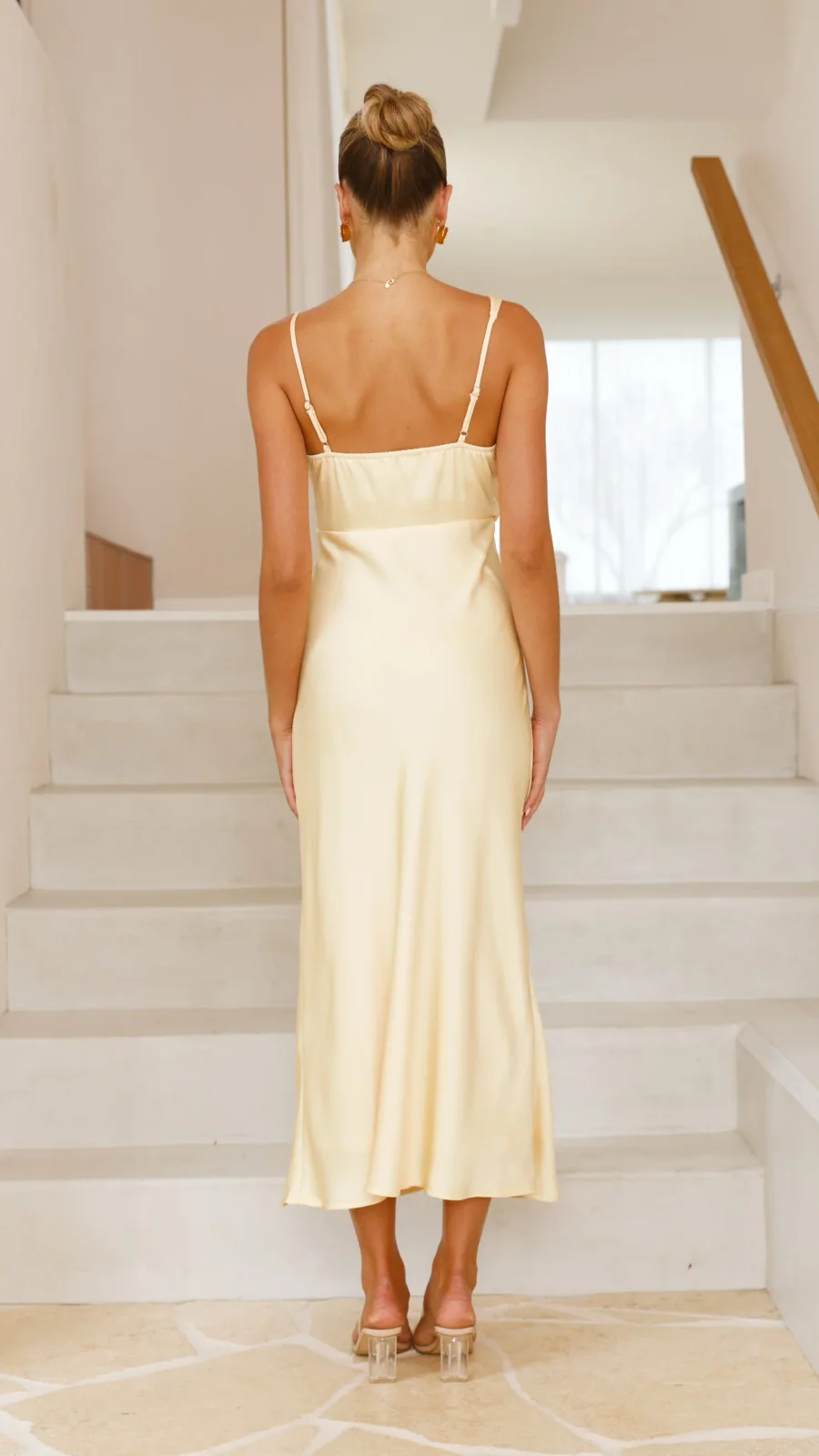 Elegante lange damesjurk met smalle bandjes