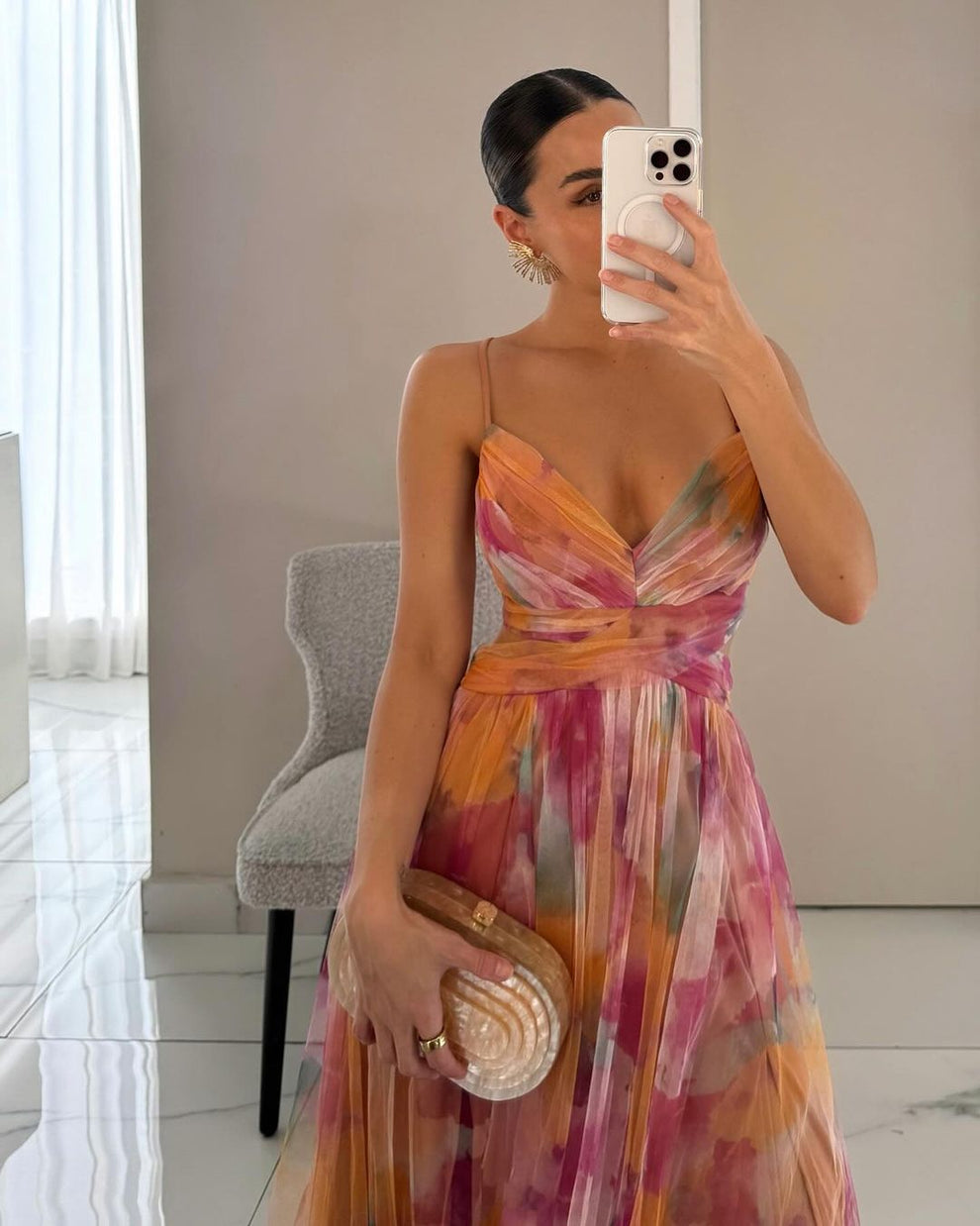 Elegante maxi jurk met dunne bandjes en artistiek bloemenmotief