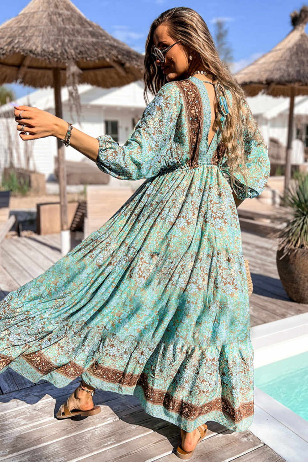 Lange boho-jurk met bloemenprint, open rug en hoge taille