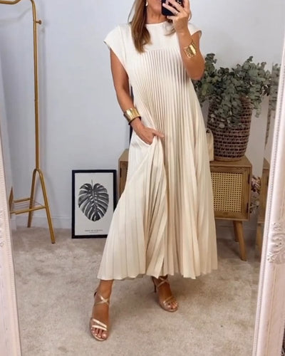 Elegante damesjurk met plooien en korte mouwen voor een stijlvolle look