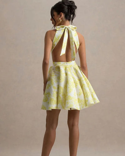 Elegante korte jurk met open rug en strikdetail achteraan